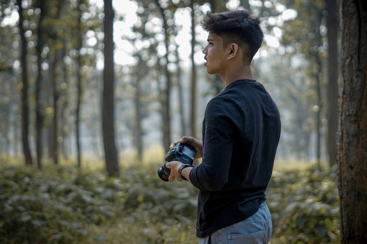 Nature Photography Tips captured on trail with a compact mirrorless camera overlooking misty mountains at dawn